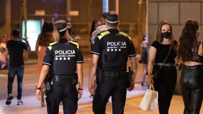  Dos agentes de la Guardia Urbana de Barcelona 