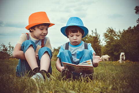  Niños leyendo. // Twitter 