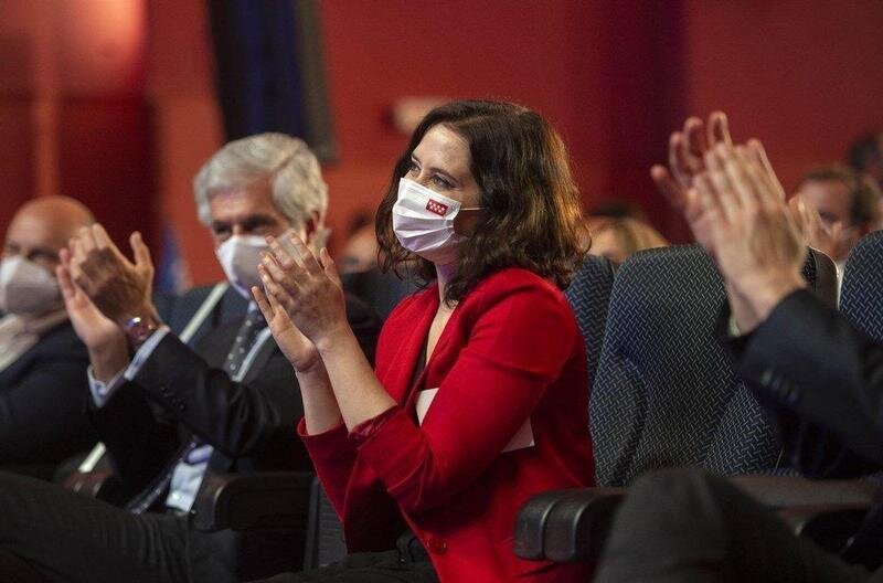  La presidenta de la Comunidad de Madrid y candidata a la reelección por el PP, Isabel Díaz Ayuso (d) y el secretario cuarto de la Mesa del Congreso y diputado del PP, Adolfo Suárez Illana 