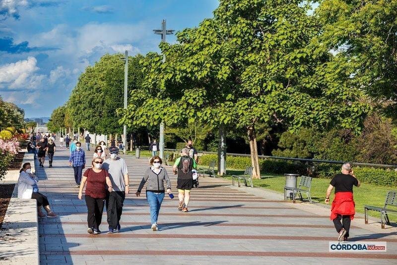  Gente paseando en el Vial Norte. | José León. 