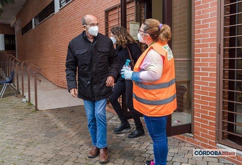  Trabajadora asistiendo a los vacunados en el Centro Cívico Poniente Sur en Córdoba / Pilar Gázquez. 