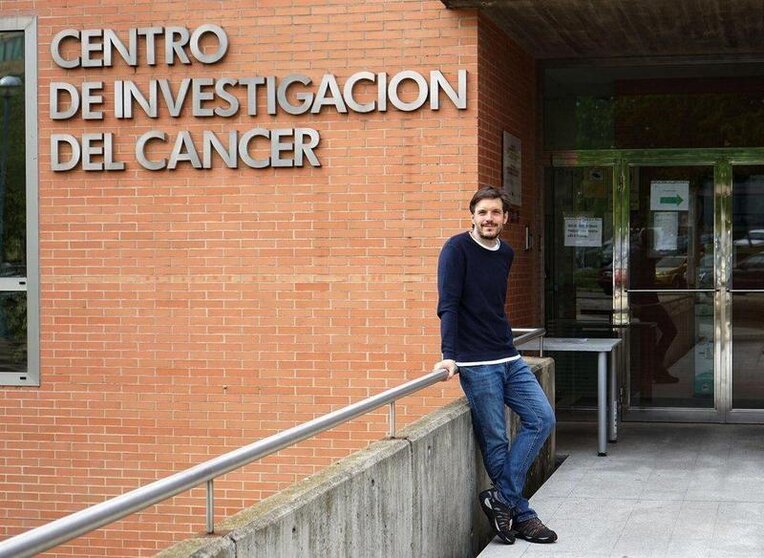  Archivo - El autor principal del estudio, Fernando Calvo Baltanás, en las puertas del Centro de Investigación del Cáncer en Salamanca. - USAL - Archivo 