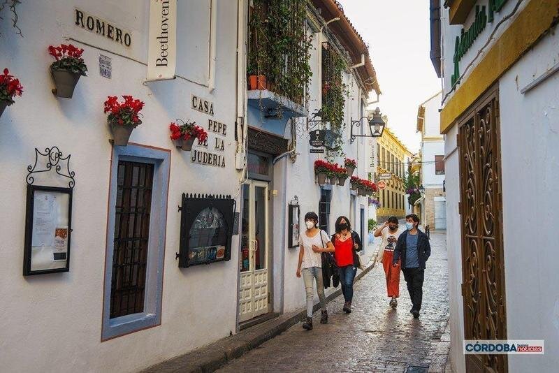  Un grupo de personas pasean por la Judería de Córdoba. | José León. 