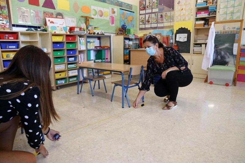  Archivo - Dos profesoras del colegio público Pablo Neruda de Málaga midiendo la distancia entre bancas en el aula infantil como medidas preventivas ante el COVID-19 - Álex Zea - Europa Press - Archivo 