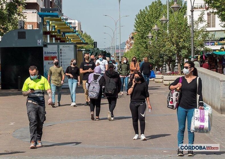  Gente paseando por Paseo de la Victoria / Pilar Gázquez. 