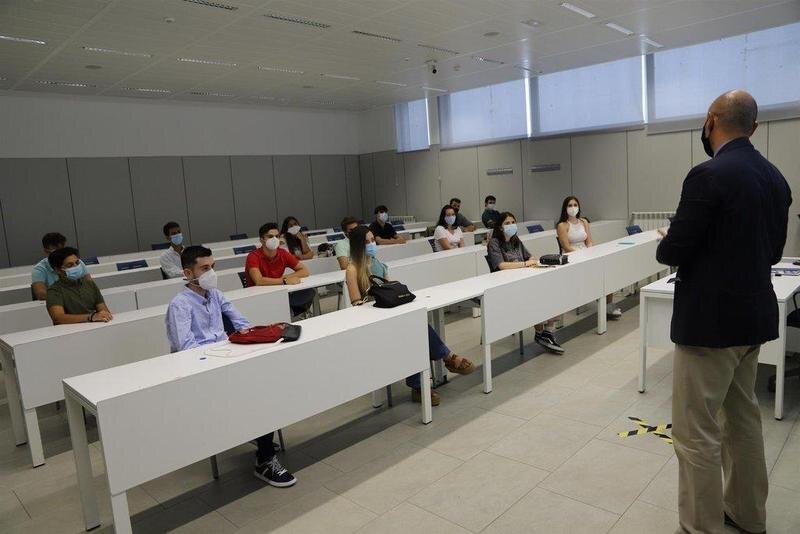  Alumnos de la Universidad Loyola Andalucía en una clase presencial. // EP 