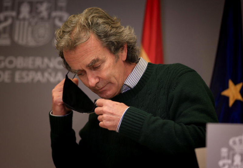  El director del Centro de Coordinación de Alertas y Emergencias Sanitarias (CCAES), Fernando Simón se quita la mascarilla durante una rueda de prensa convocada ante los medios de comunicación en el Ministerio de Sanidad para informar sobre la evolución de - T.Rozas. POOL / Europa Press - Europa Press 