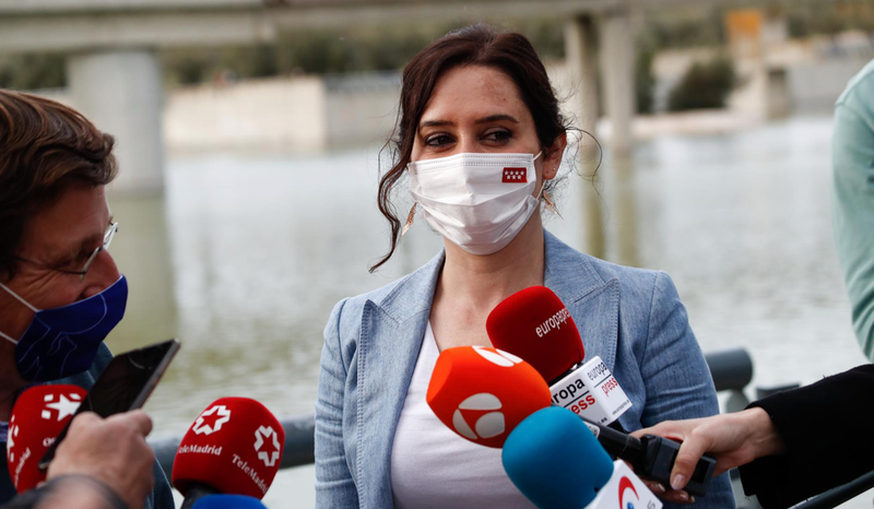  La presidenta de la Comunidad de Madrid y candidata a la reelección, Isabel Díaz Ayuso (d), y el alcalde de Madrid y portavoz nacional del PP, José Luis Martínez-Almeida (i) ofrecen declaraciones a los medios en el Parque Juan Carlos I, en Madrid (España) - Óscar J.Barroso - Europa Press 