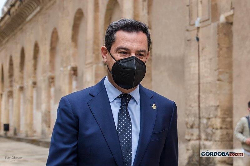  Juanma Moreno, presidente de la Junta de Andalucía, en su llegada a la Mezquita-Catedral de Córdoba / Pilar Gázquez. 