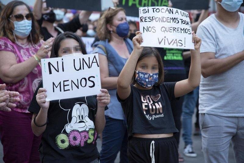  Dos niñas, participan en una concentración feminista en la Plaza de la Candelaria en repulsa por "todos los feminicidios", a 11 de junio de 2021, en Santa Cruz de Tenerife, Tenerife, Islas Canarias (España). Esta es una de las protestas feministas que se - Europa Press 