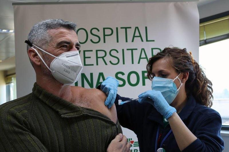  Profesional sanitario vacunado en el Hospital Universitario Reina Sofía 