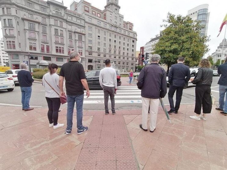  Gente por la calle en Oviedo. - EUROPA PRESS 