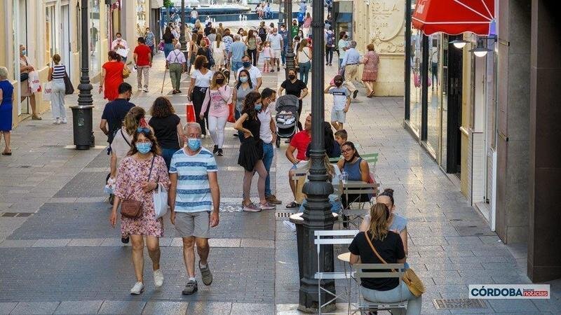  Gente paseando en Calle Conde de Gondomar. | José León. 