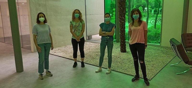  Sara Rodríguez Mora, Mayte Coiras, Montserrat Torres y Elena Mateos, firmantes del artículo junto a Lorena Vigón, María Teresa López-Huertas, Javier García-Pérez y José Alcamí, en el Centro Nacional de Microbiología del ISCIII. - ISCIII 