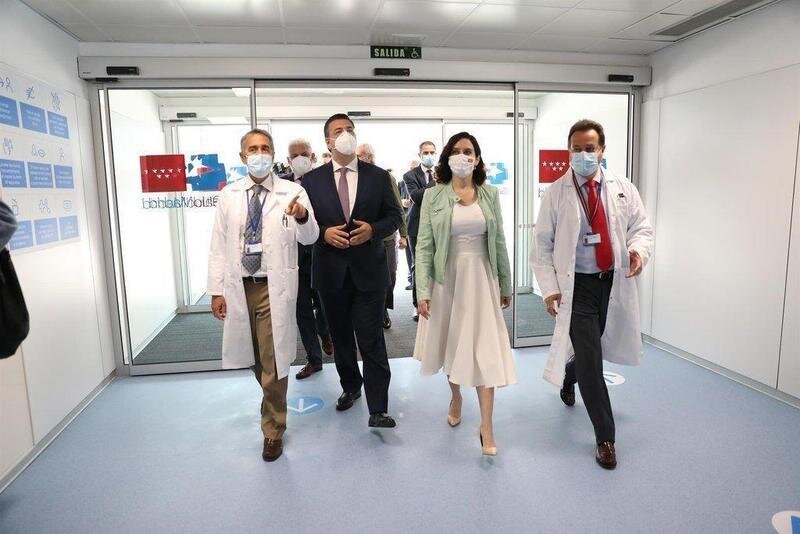  El presidente del Comité Europeo de las Regiones, Apostolos Tzitzikostas; y la presidenta de la Comunidad de Madrid, Isabel Díaz Ayuso durante su visita al Hospital Enfermera Isabel Zendal de Madrid - EUROPA PRESS 