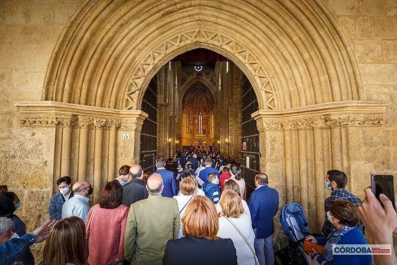  Gente haciendo cola para acceder a misa, Iglesia de San Lorenzo. / José León. 