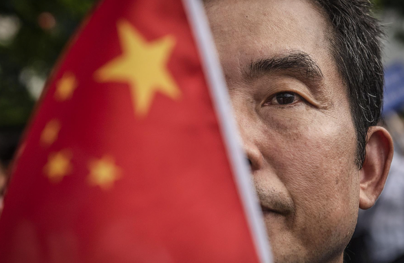  Archivo - Un hombre con una bandera de China - Miguel Candela/SOPA Images via Z / DPA - Archivo 