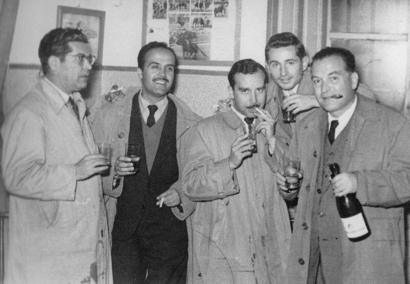  Ricardo Molina, Miguel del Moral (pintor), Pablo García Baena, José de Miguel (amigo del grupo Cántico) y Juan Bernier, en la taberna Minguitos, de Córdoba, en 1956. Imagen: El País 