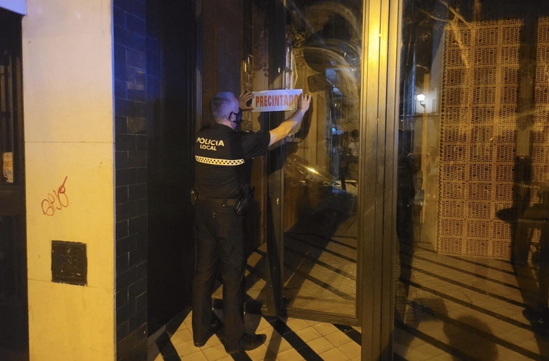  Precinto de un bar en la Alameda - EMERGENCIAS SEVILLA 