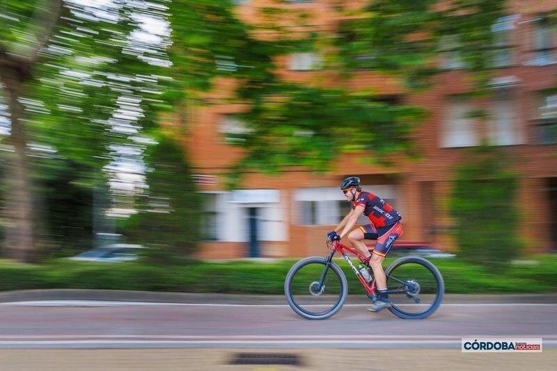  Ciclista en carril bici. | José León. 