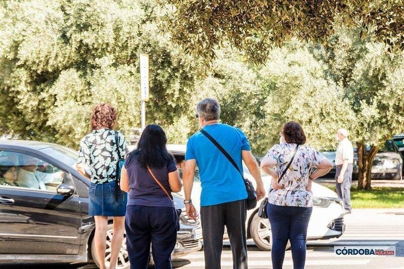  Gente esperando para pasar un paso de peatones / Pilar Gázquez. 