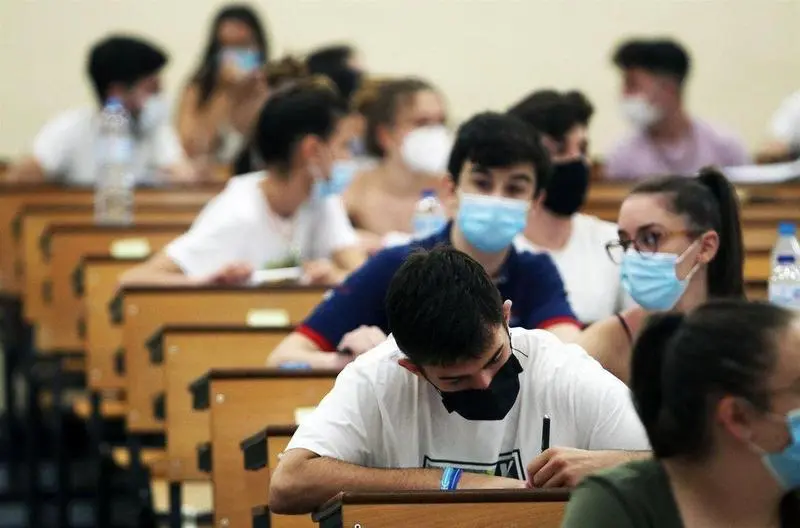  Archivo - Estudiantes en la Facultad de Medicina de la Universidad de Málaga durante la realización de las pruebas de la EBAU (la antigua Selectividad) - Álex Zea - Europa Press - Archivo 