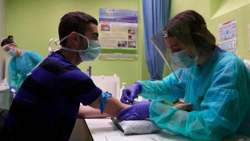  Una profesional sanitaria prepara la vacuna contra el Covid-19 a un paciente. - RTVE 