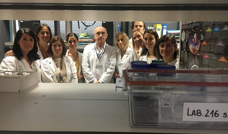  El equipo de investigadores dirigido por el doctor Javier Salvador en el Virgen del Rocío. 