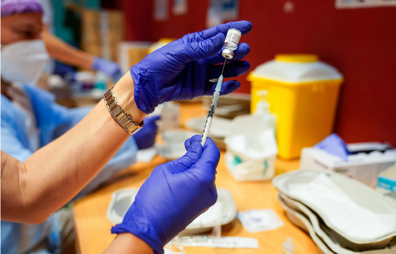  Un trabajador sanitario prepara la primera dosis de la vacuna de Pfizer-BioNTech contra el Covid-19, a 9 de junio de 2021, en el Hospital Severo Ochoa de Leganés, Leganés, Madrid, (España). La Comunidad de Madrid comienza desde este miércoles a vacunar a - A. Pérez Meca - Europa Press 