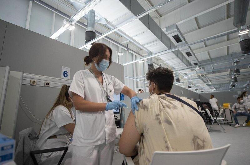  Un joven recibe la primera dosis de la vacuna xxxx en el Hospital Zendal el día que comienza la vacunación a jóvenes madrileños a partir de 16 años, a 13 de julio de 2021, en Madrid (España). - Alberto Ortega - Europa Press 