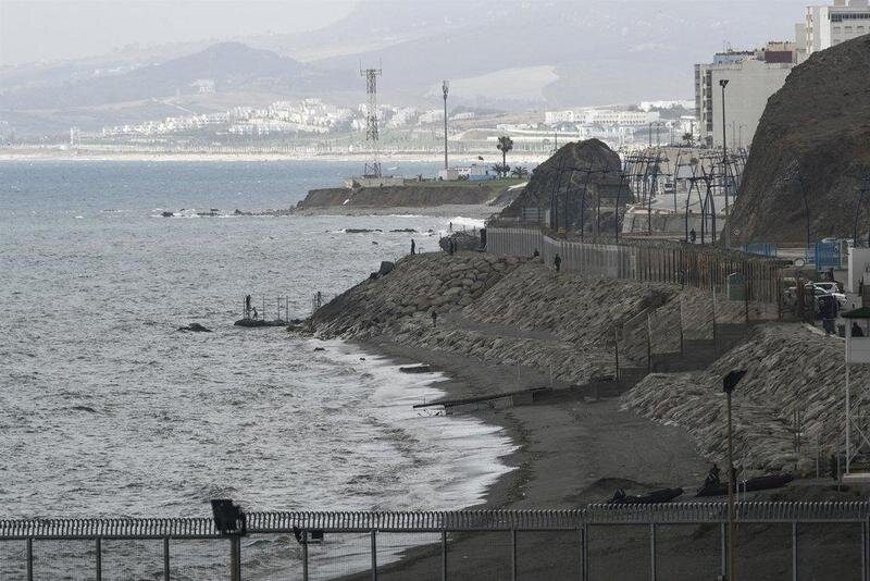  Imagen del vallado fronterizo en la playa del Tarajal, en Ceuta - Antonio Sempere - Europa Press 