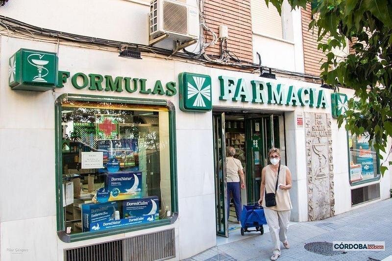  Farmacia de una calle de Ciudad Jardín / Pilar Gázquez. 