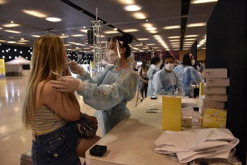  Una mujer se realiza un test de antígenos para acceder al primer día del festival Cruïlla, a 8 de julio de 2021, en Barcelona, Cataluña, (España). - David Oller - Europa Press 