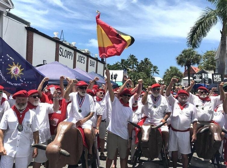  Celebración homenaje a Hemingway y a los Sanfermines en las calles de Key West, Florida - Twitter - @SloppyJoesBarKW 