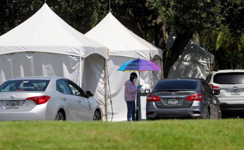  Cola de coches para realizarse pruebas de la COVID-19 en Florida - MIKE STOCKER / SOUTH FLORIDA / ZUMA PRESS / CONTAC 