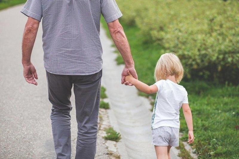  Padre e hijo de la mano. Imagen de archivo: Red Cenit 