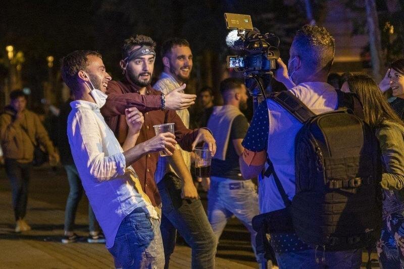  Grupos de personas festejan en las calles de Barcelona durante el primer viernes sin toque de queda - Lorena Sopêna - Europa Press 