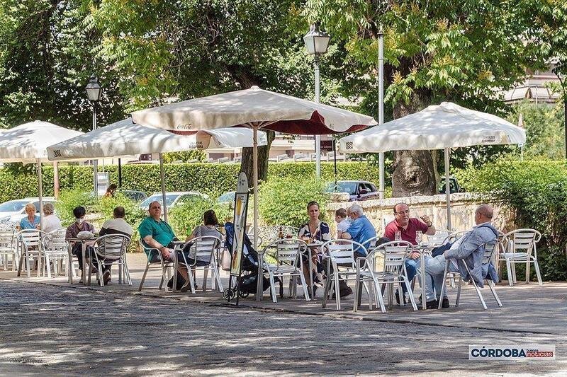  Ambiente al mediodía en una terraza en Córdoba / Pilar Gázquez. 