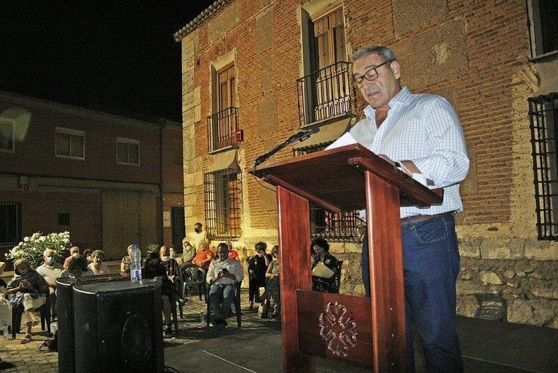  Manuel Luque Tapia autor de Adolescencia durante su intervención en el Palacio de la Clavería de Aldea del Rey 