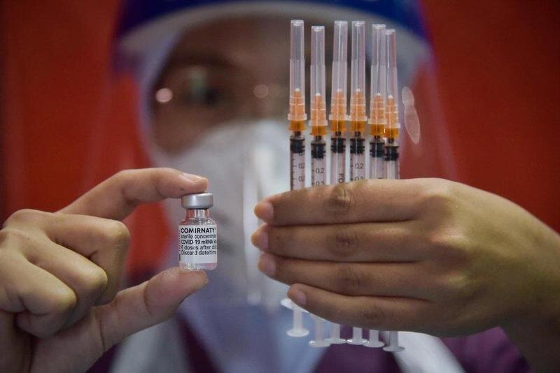  Archivo - 22 June 2021, Malaysia, Labuan: A health worker holds syringes and a vial of the Pfizer-BioNTech COVID-19 vaccine at the new Vaccine Center at Dewan Mutiara Kolej Matriculasi Labuan. Photo: Muqtadir Halim (str)/BERNAMA/dpa - Muqtadir Halim (str)/BERNAMA/dpa - Archivo 