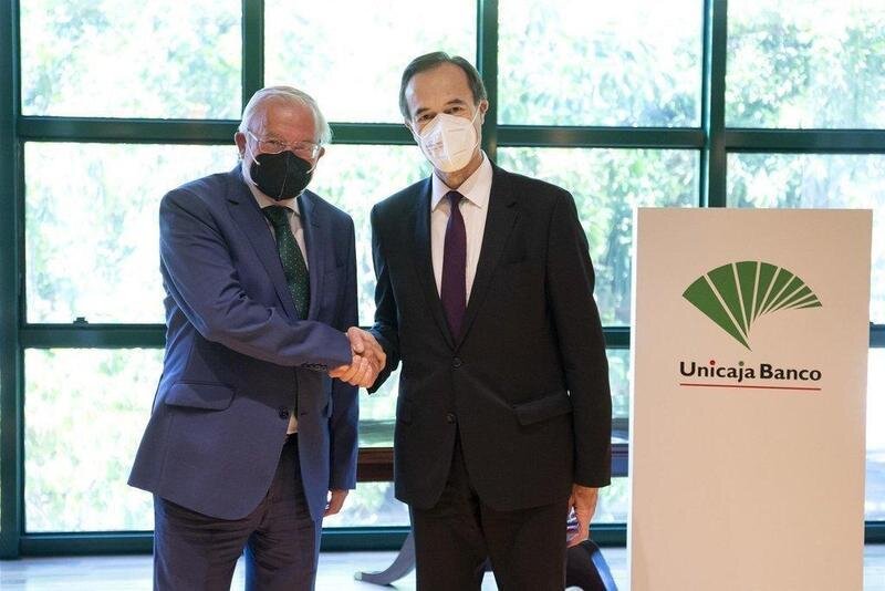  El presidente de Unicaja Banco, Manuel Azuaga (izda), y el nuevo consejero delegado de la entidad, Manuel Menéndez (dcha), anterior CEO de Liberbank, durante la inscripción en el Registro Mercantil de Málaga de la fusión - DANIEL PÉREZ/UNICAJA 