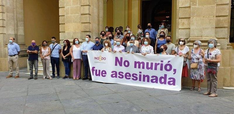  Minuto de silencio con motivo de la víctima de violencia machista del Cerro del Águila 