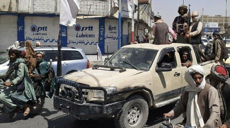  Combatientes talibanes conducen un vehículo del Ejército Nacional Afgano, en una calle en Kandahar, Afganistán, el 13 de agosto de 2021. © AFP 