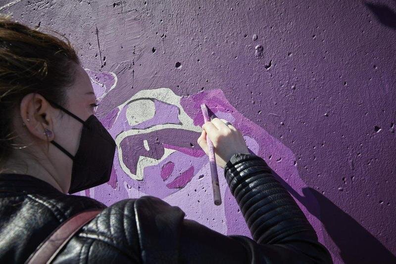  Archivo - Una mujer participa en la tarea de pintar de nuevo el mural feminista de Unlogic Crew en Getafe. - Jesús Hellín - Europa Press - Archivo 