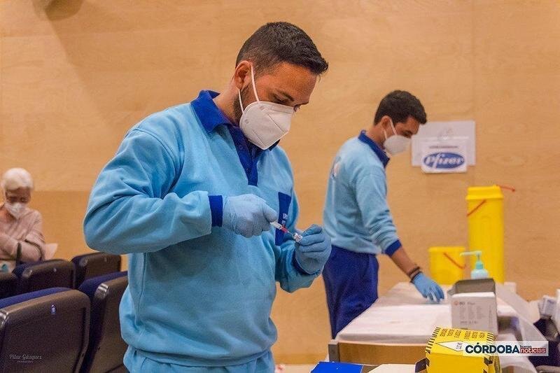  Sanitarios durante la vacunación en el Centro Cívico Poniente Sur de Córdoba / Pilar Gázquez. 