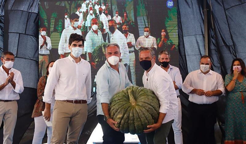  Elías Bendodo y Juan Bravo asistieron al Mercado Gastronómico de Coín. - obtenido de la Junta de Andalucía 