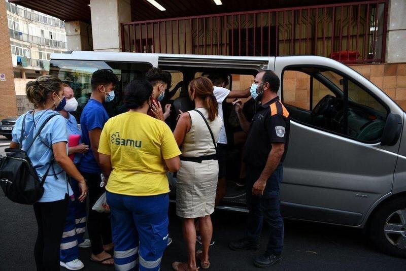  Trabajadores ayudan a tres de los menores marroquíes a las puertas del juzgado tras presentar una denuncia solicitando habeas corpus minutos antes de ser repatriados a su país de origen, en la frontera de Tarajal, a 16 de agosto de 2021, en Ceuta (España) - Antonio Sempere - Europa Press 