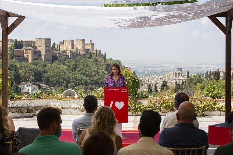  La vicesecretaria general del PSOE y portavoz en el Congreso, Adriana Lastra, este miércoles en Granada durante su intervención en el acto de homenaje del PSOE a Federico García Lorca. - Álex Cámara - Europa Press 