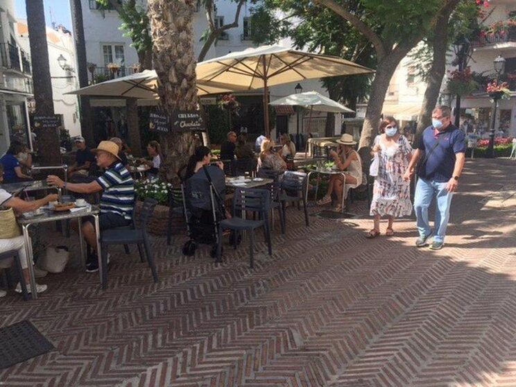  Foto de archivo de una terraza de un bar en Marbella. - EUROPA PRESS 