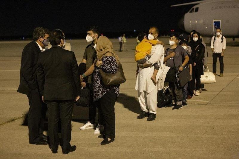  El ministro de Inclusión, Seguridad Social y Migraciones, José Luis Escrivá; y el ministro de Asuntos Exteriores, Unión Europea y Cooperación, José Manuel Albares, reciben a los evacuados de Afganistán en Torrejón de Ardoz - Alejandro Martínez Vélez - Europa Press 